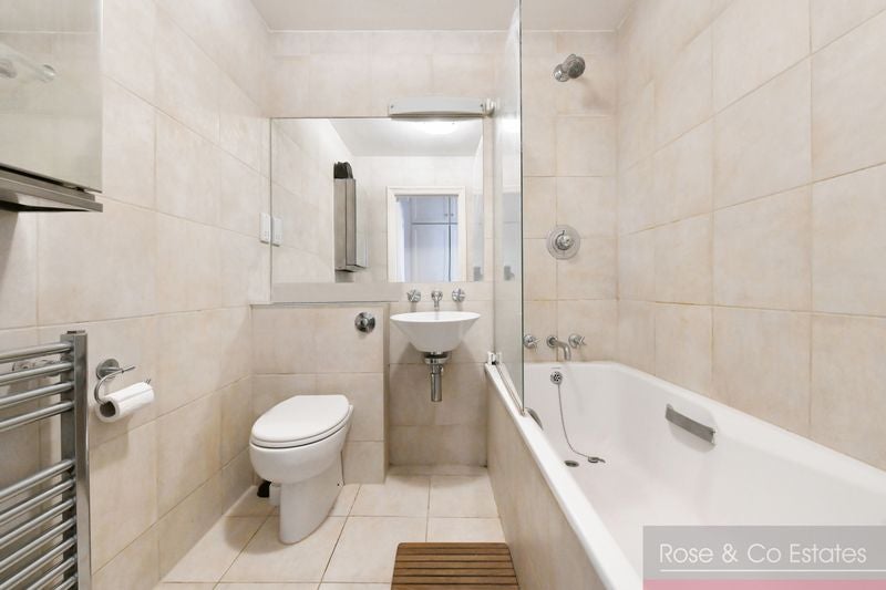 Flat Greencroft Gardens in Greater London