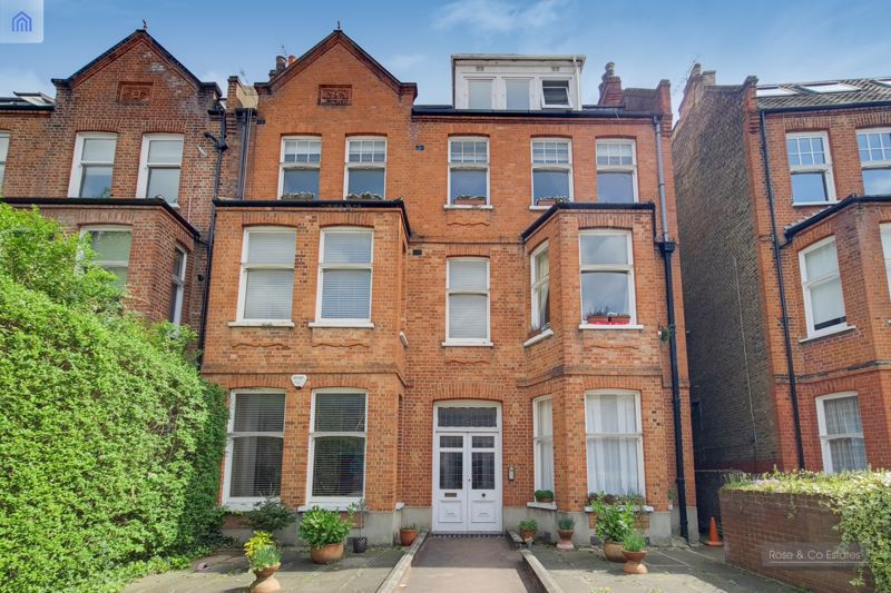 Flat Greencroft Gardens in Greater London