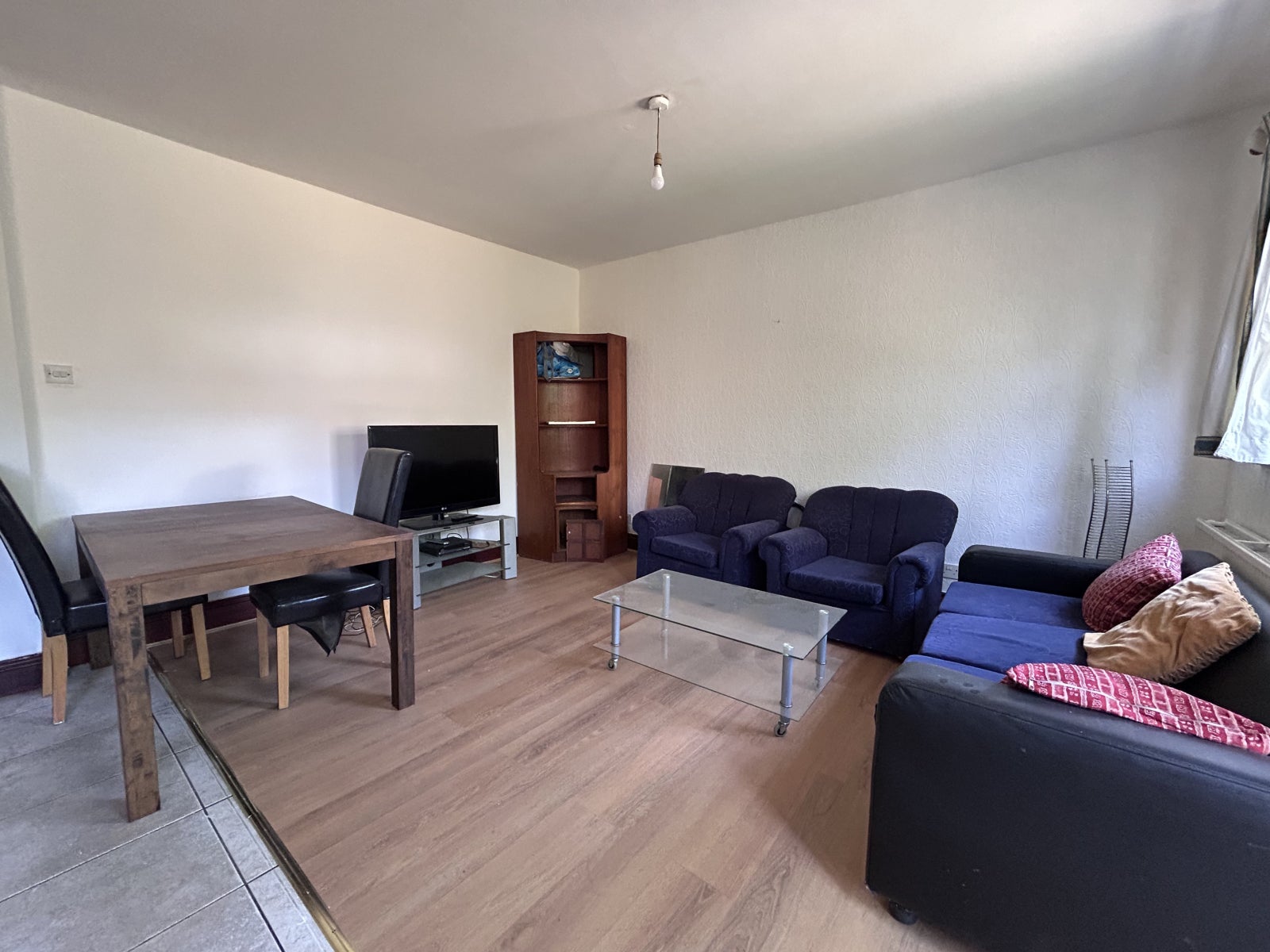 Flat Woodside Road in Greater London