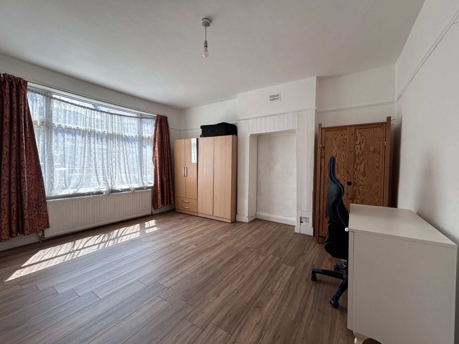 Flat Woodside Road in Greater London