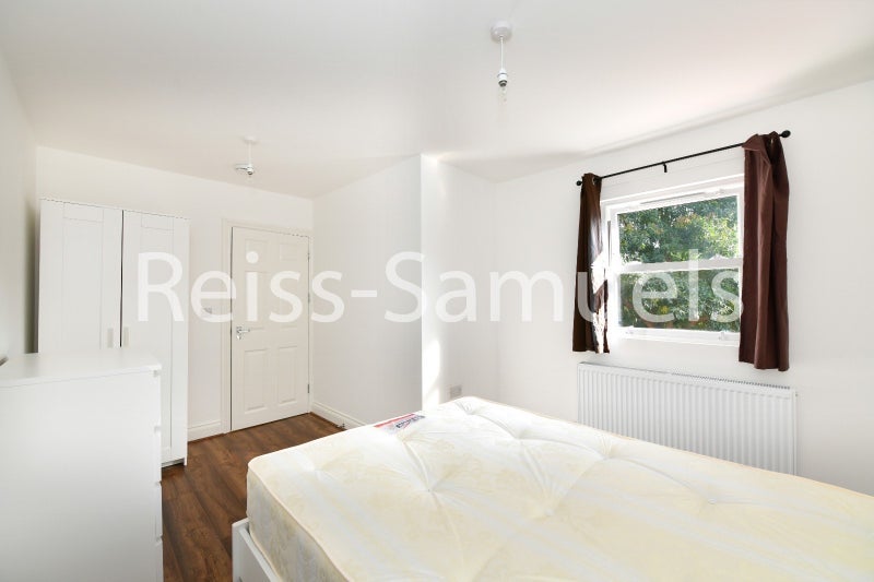 Room Lockesfield Place in Greater London