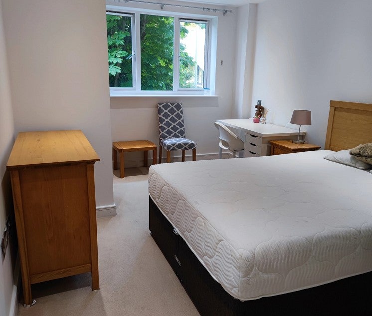 Flat Walnut Tree Close in Guildford
