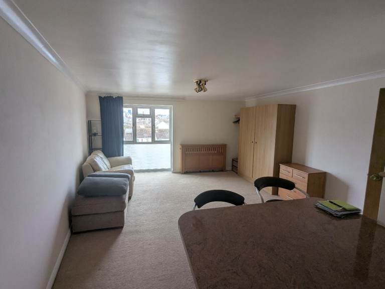 Flat Bretonside in Plymouth