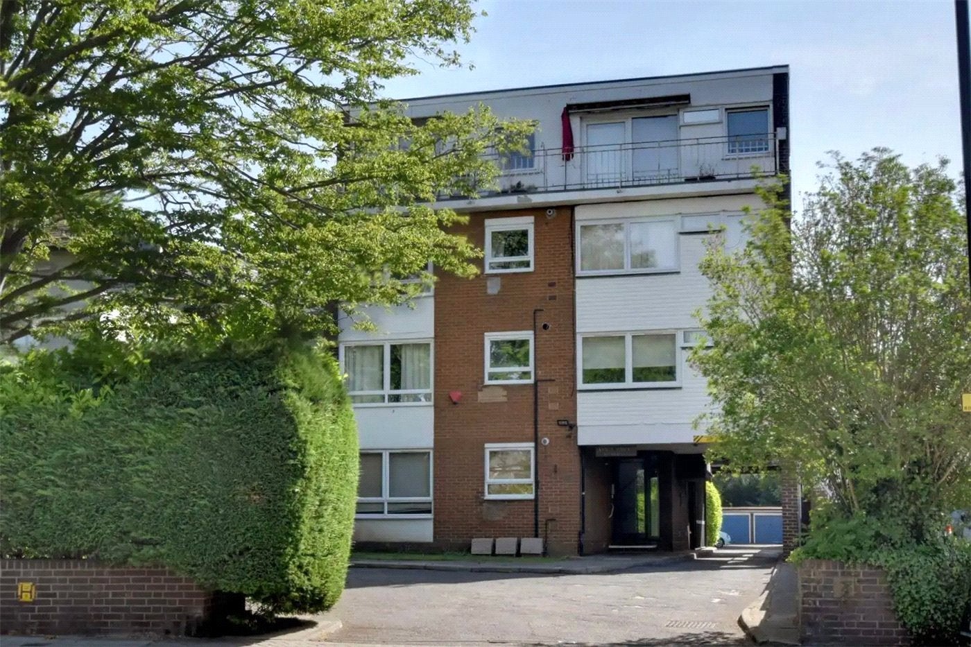 Flat Lee Road in Greater London