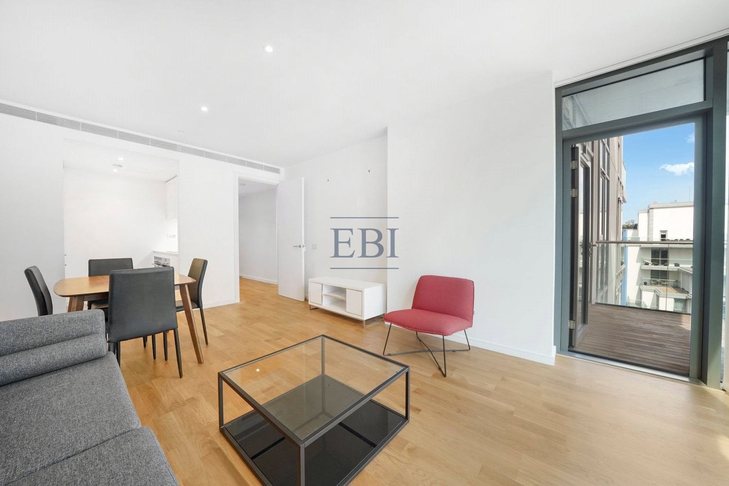 Flat Eastfields Avenue in Greater London