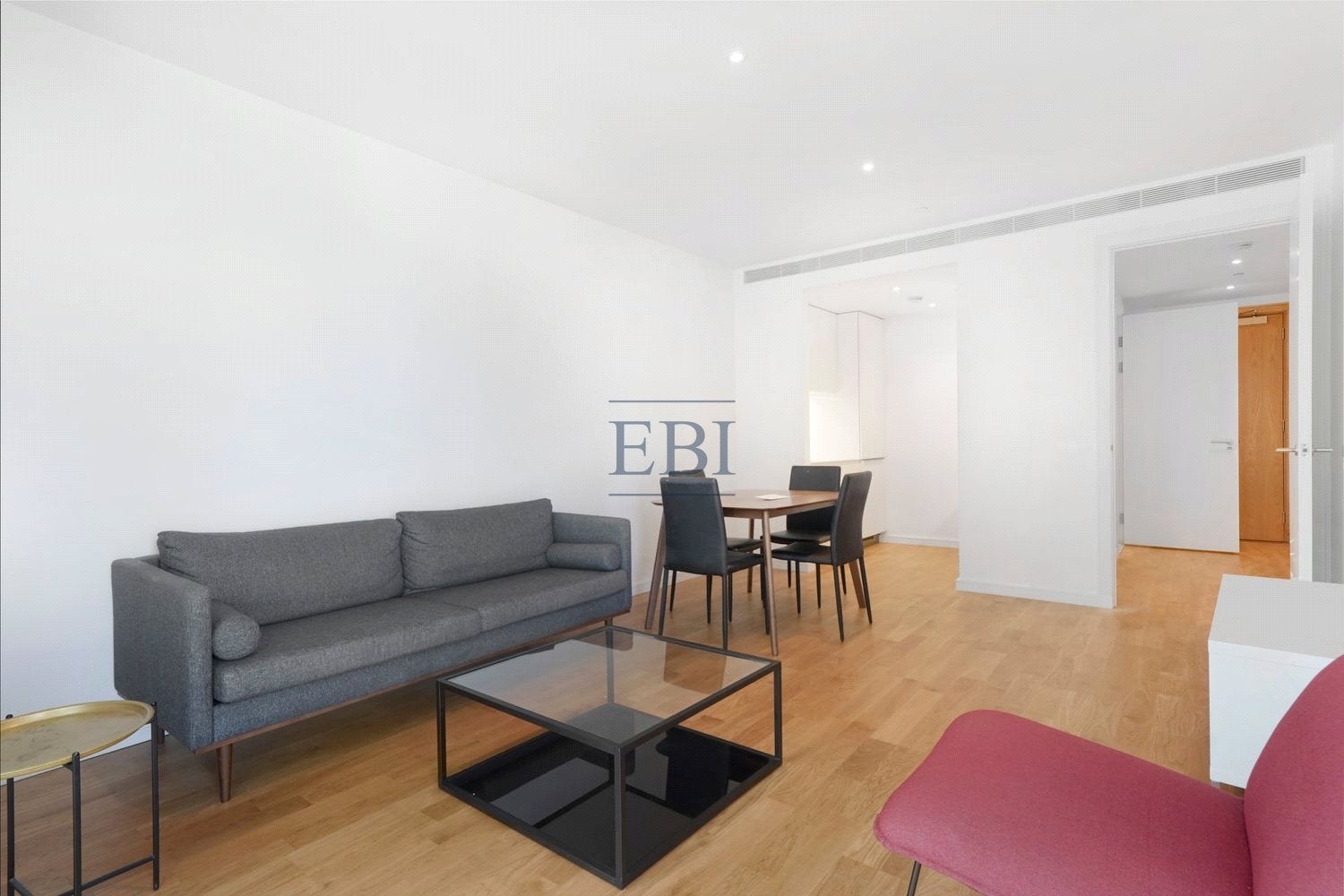 Flat Eastfields Avenue in Greater London