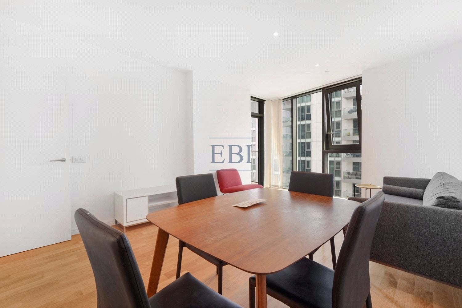 Flat Eastfields Avenue in Greater London