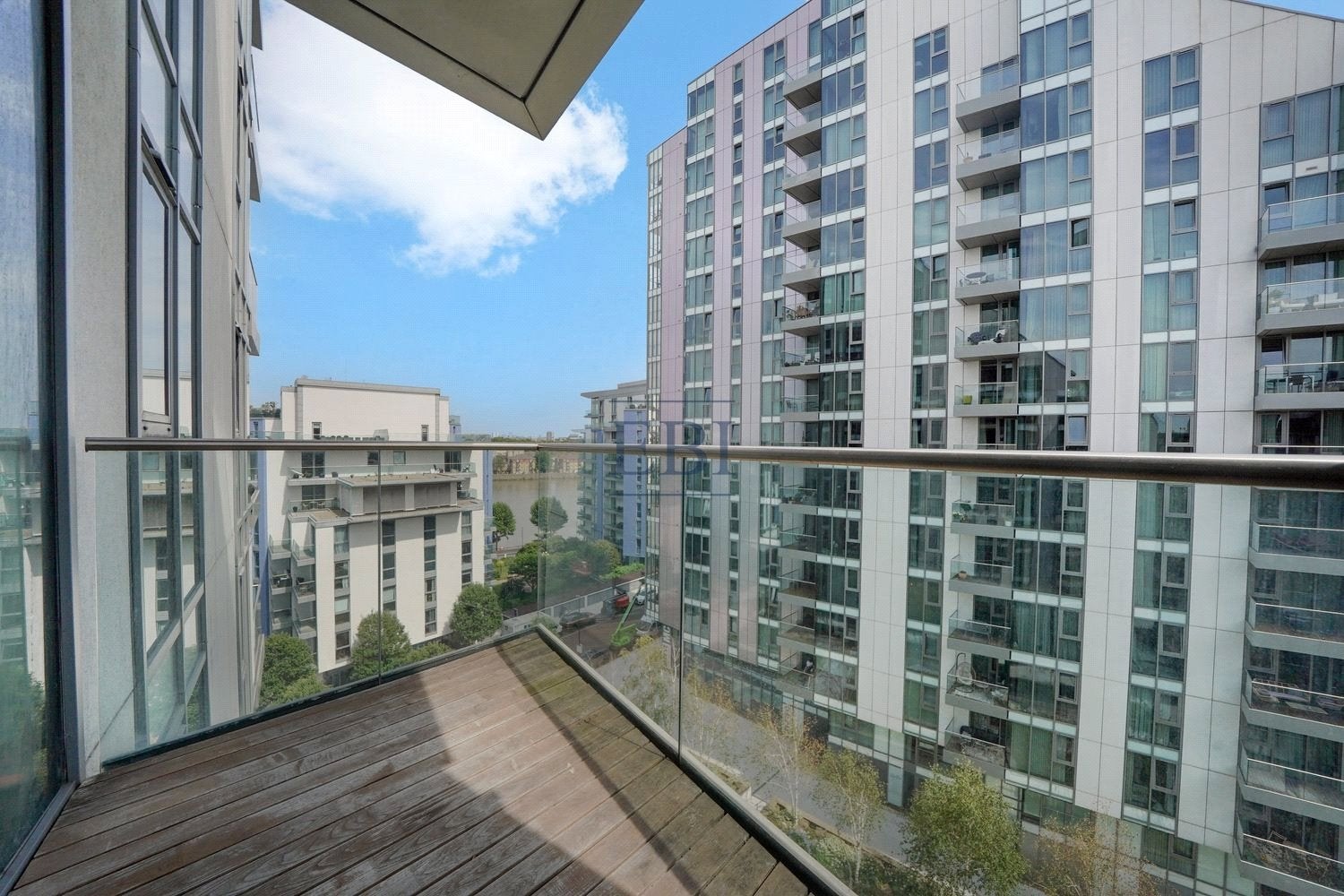 Flat Eastfields Avenue in Greater London