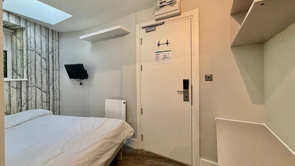 Room Gunnersbury Lane in Greater London