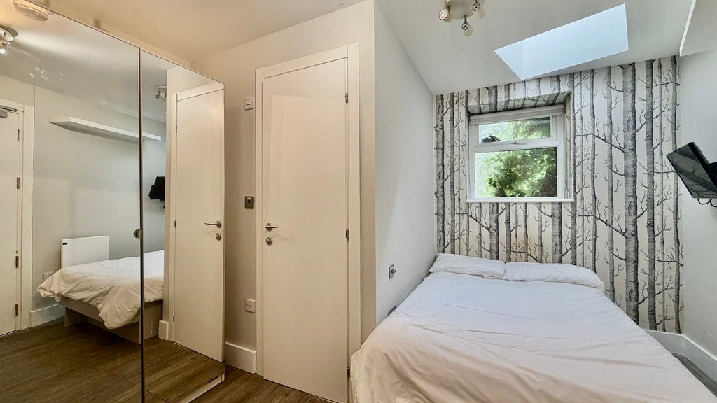 Room Gunnersbury Lane in Greater London