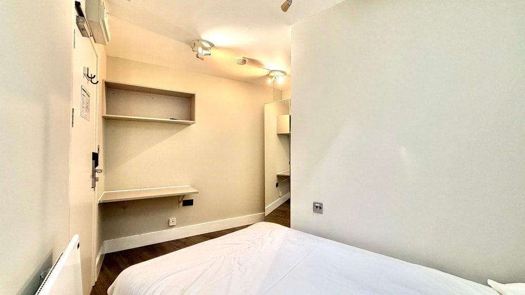 Room Gunnersbury Lane in Greater London