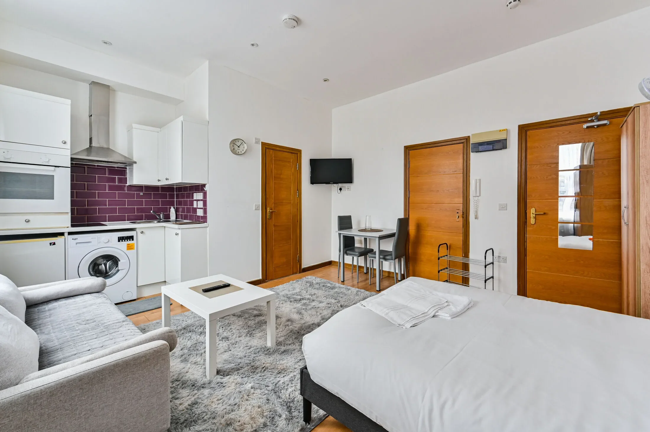 Flat Kempsford Gardens in Greater London