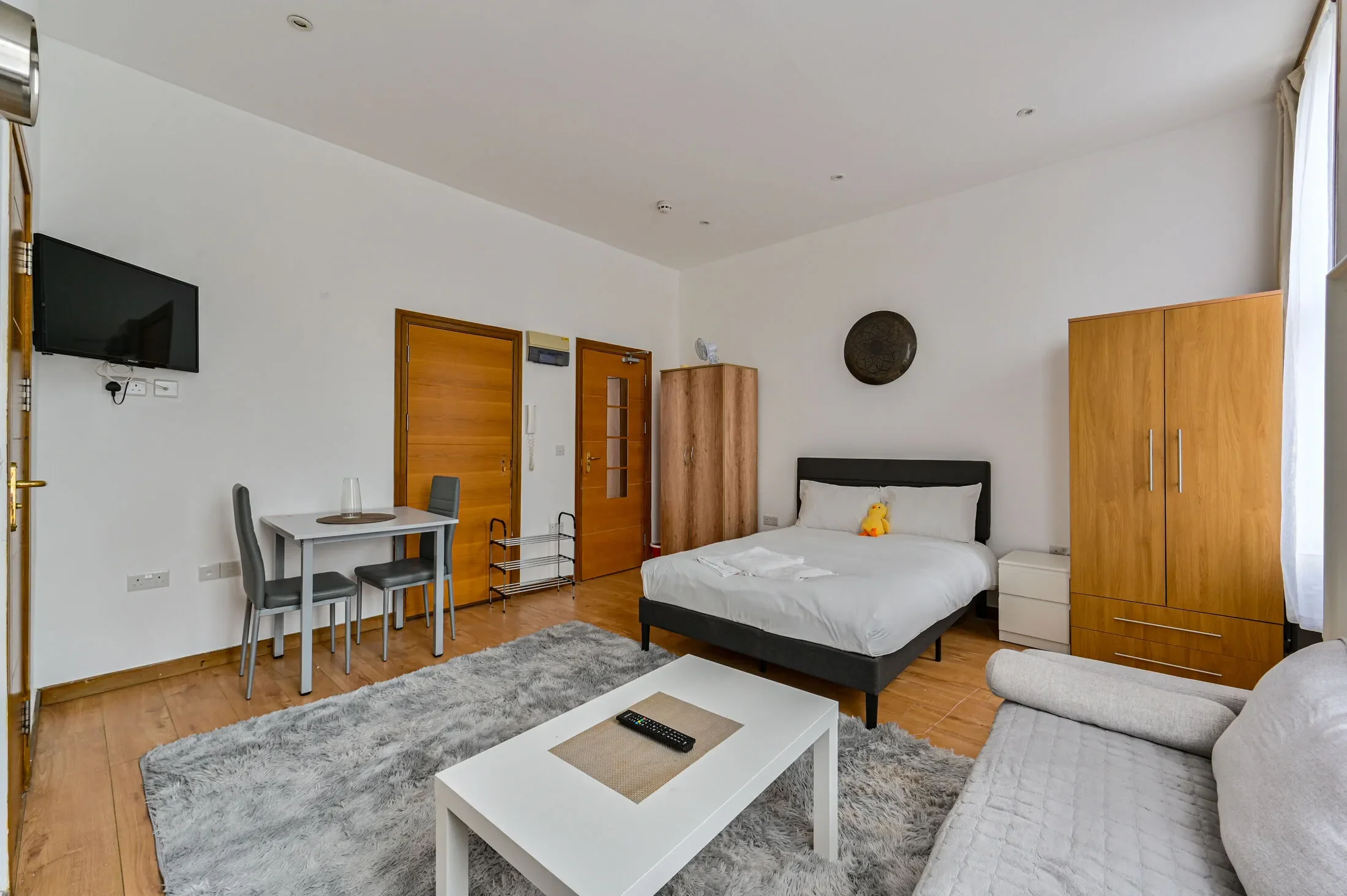 Flat Kempsford Gardens in Greater London