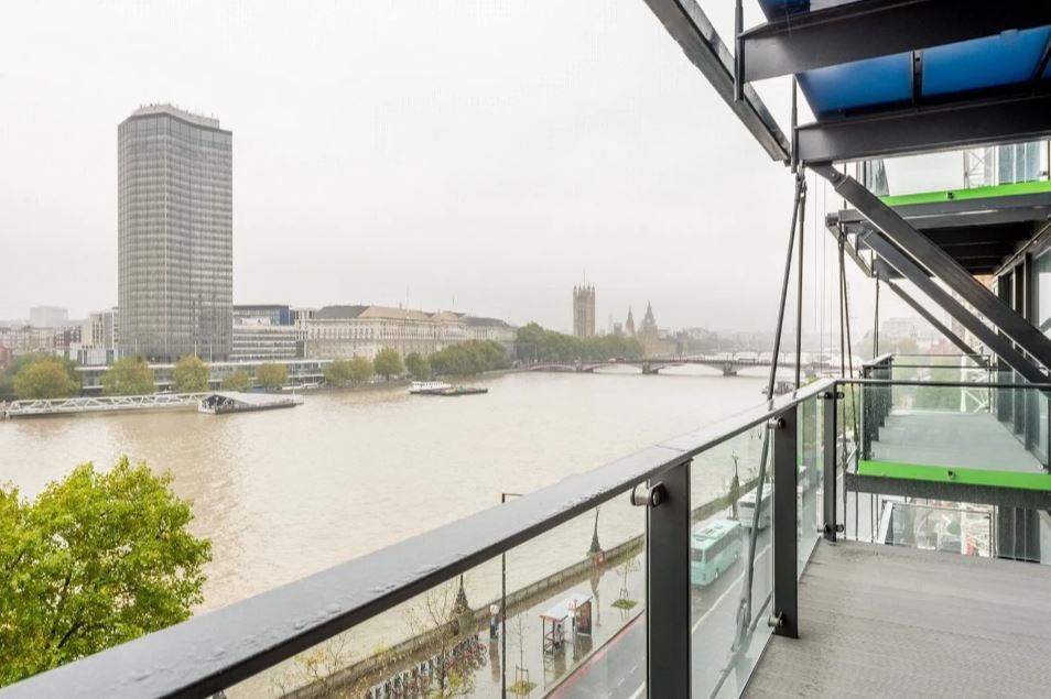 Flat Albert Embankment in Greater London