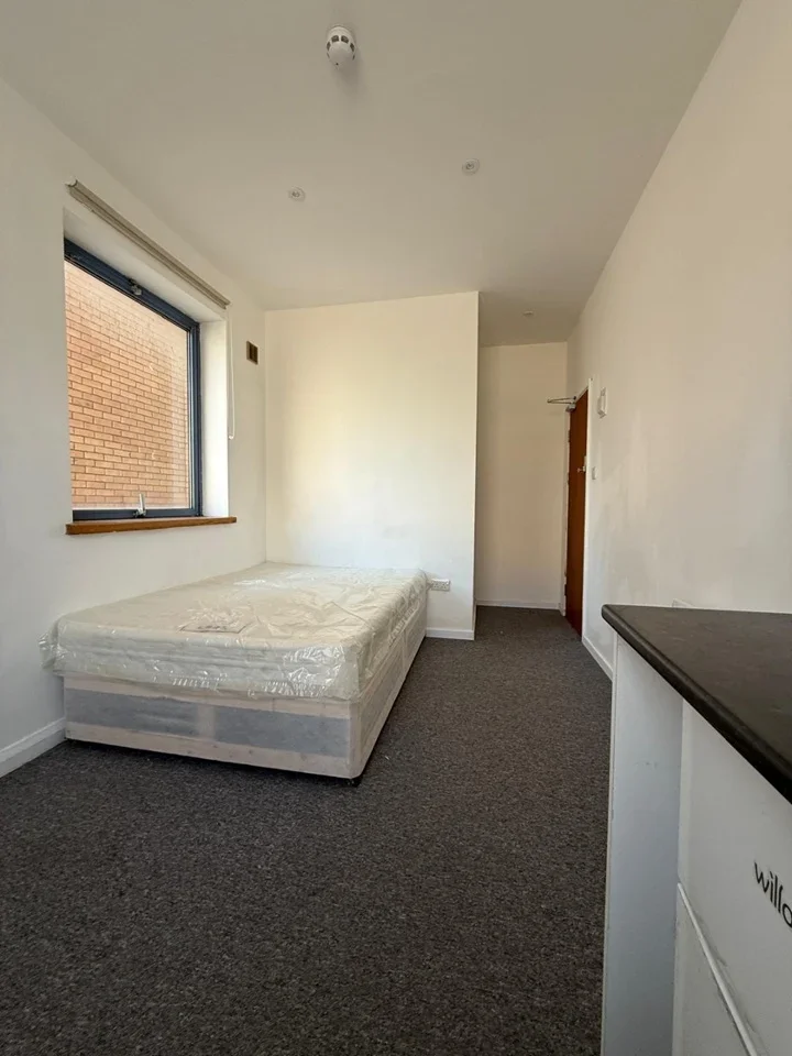 Room Manchester Road in Greater London