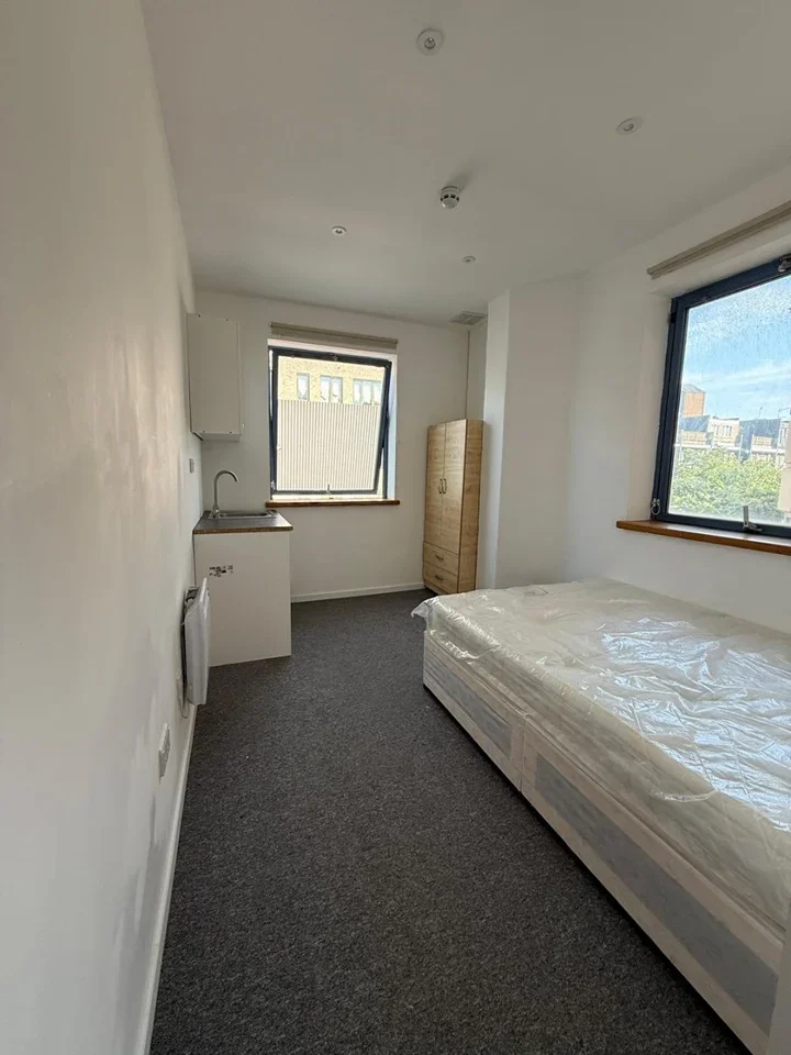 Room Manchester Road in Greater London
