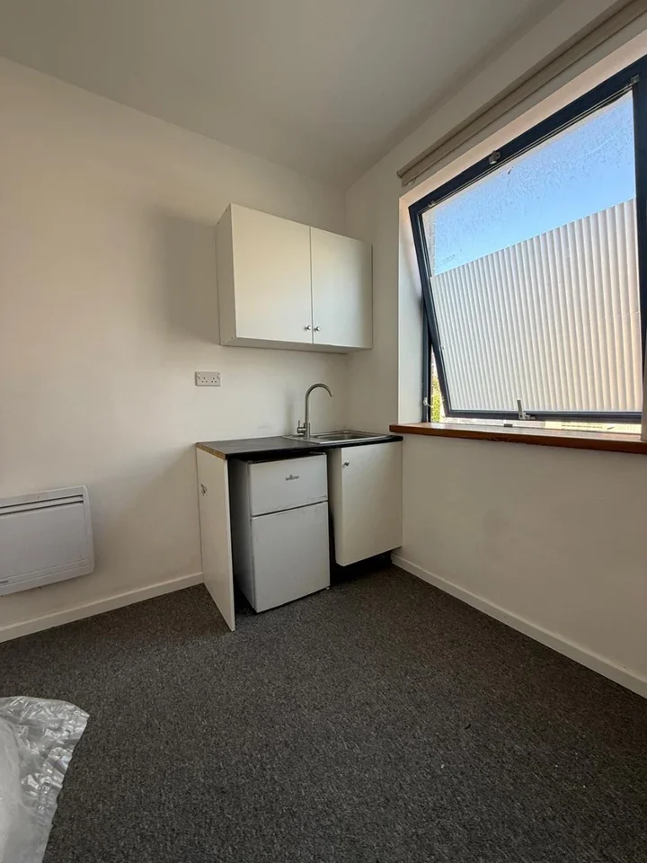 Room Manchester Road in Greater London