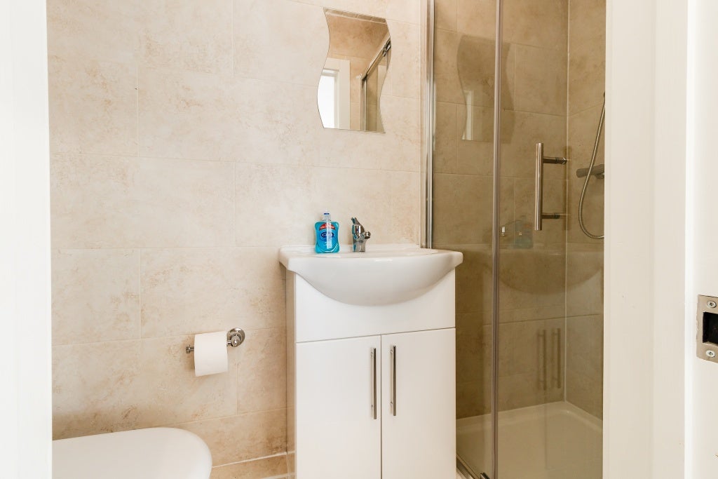 Room Henry Road in Slough