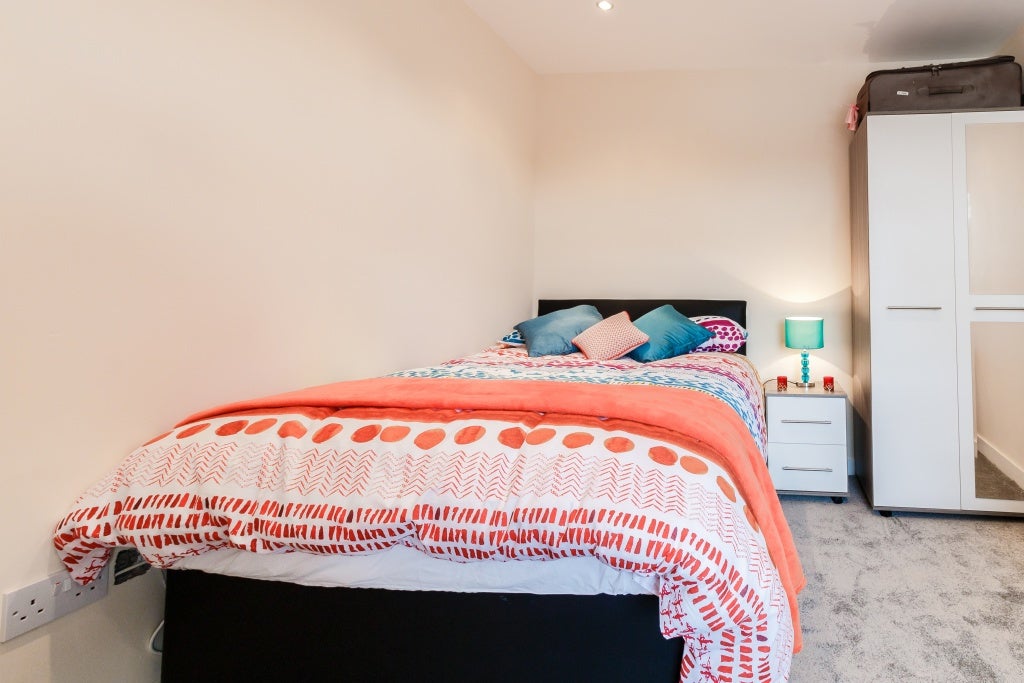 Room Henry Road in Slough