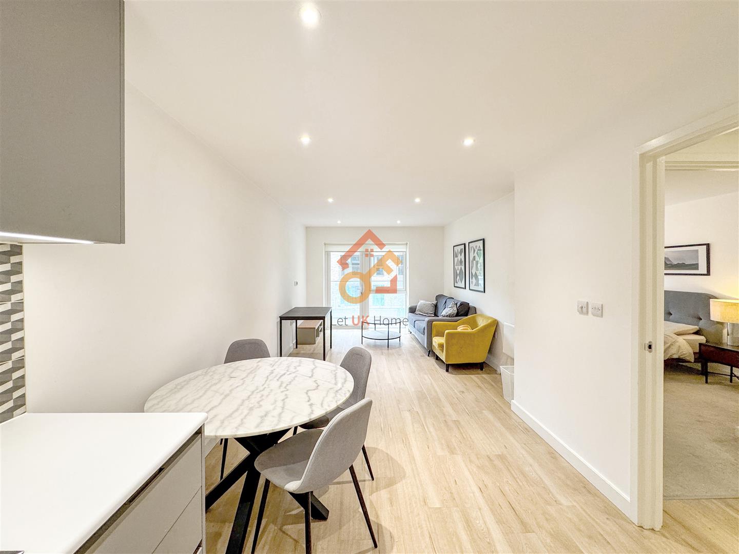 Flat Caversham Road in Greater London