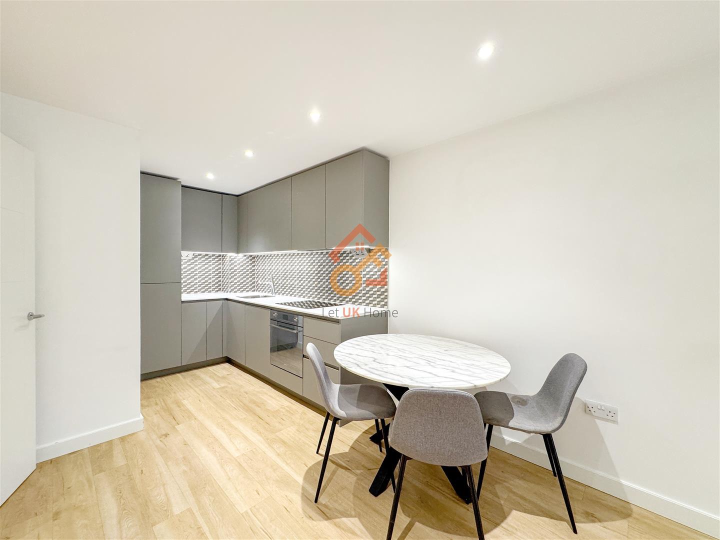 Flat Caversham Road in Greater London