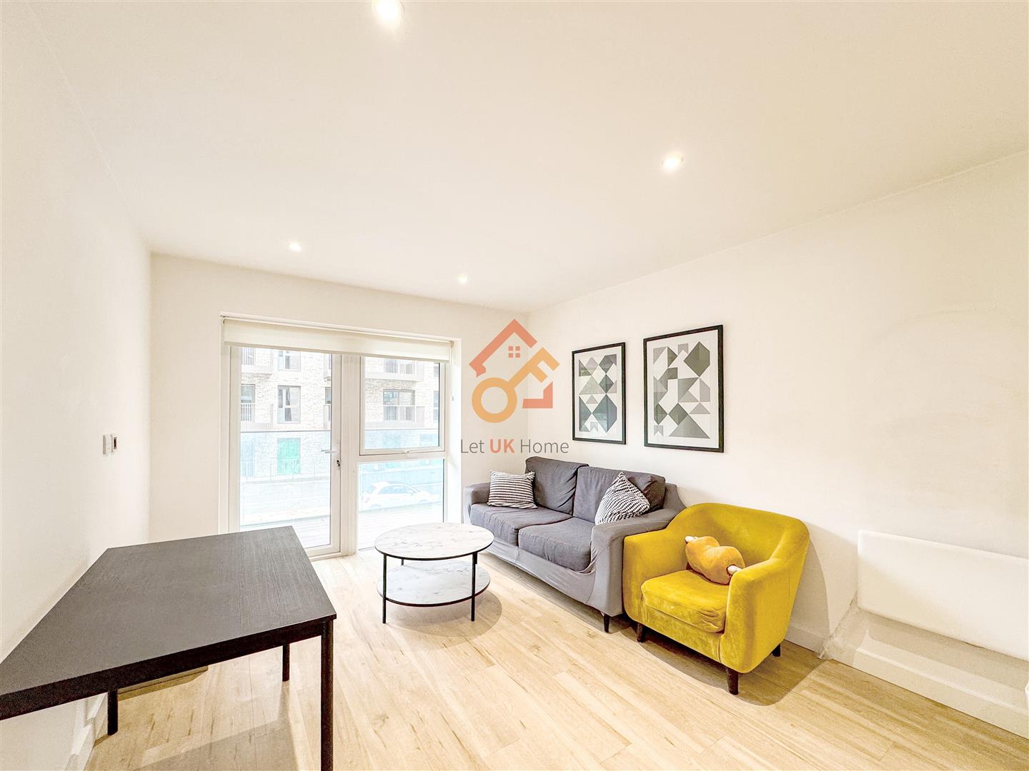 Flat Caversham Road in Greater London
