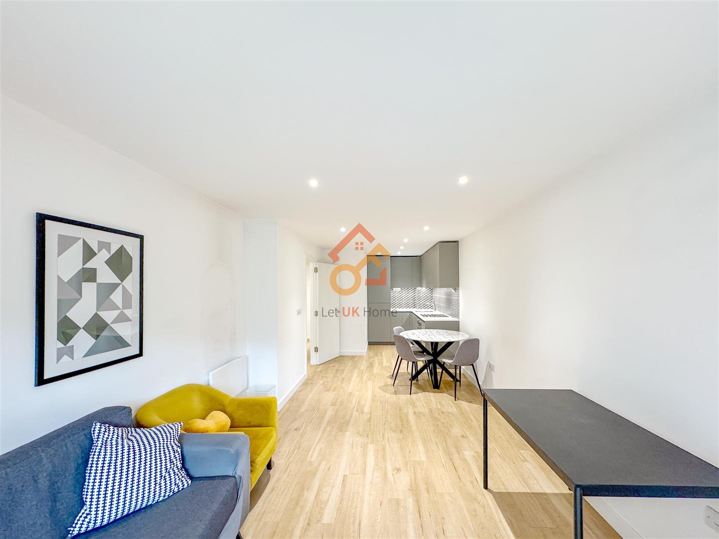 Flat Caversham Road in Greater London