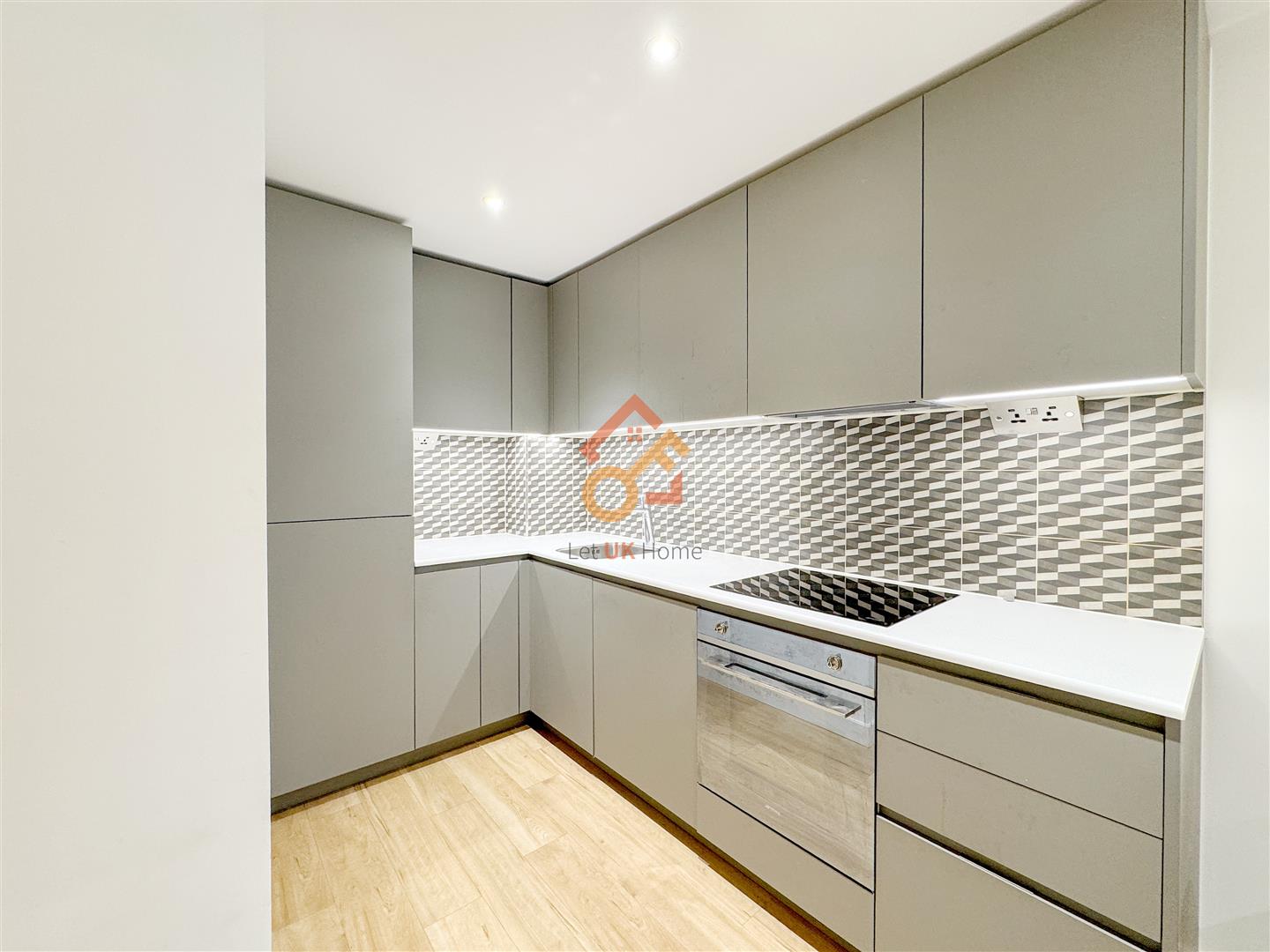 Flat Caversham Road in Greater London