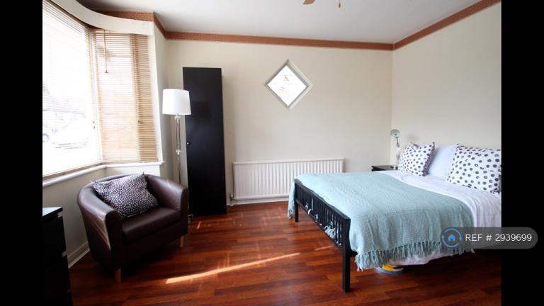Room Cleveland Drive in Southend-on-Sea