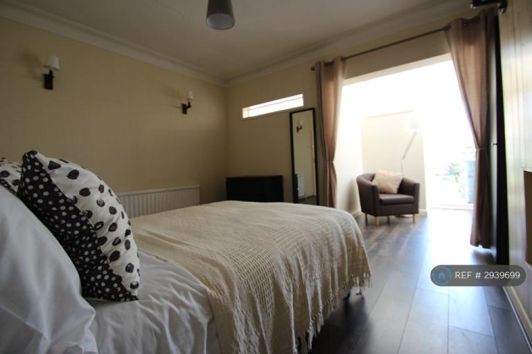 Room Cleveland Drive in Southend-on-Sea
