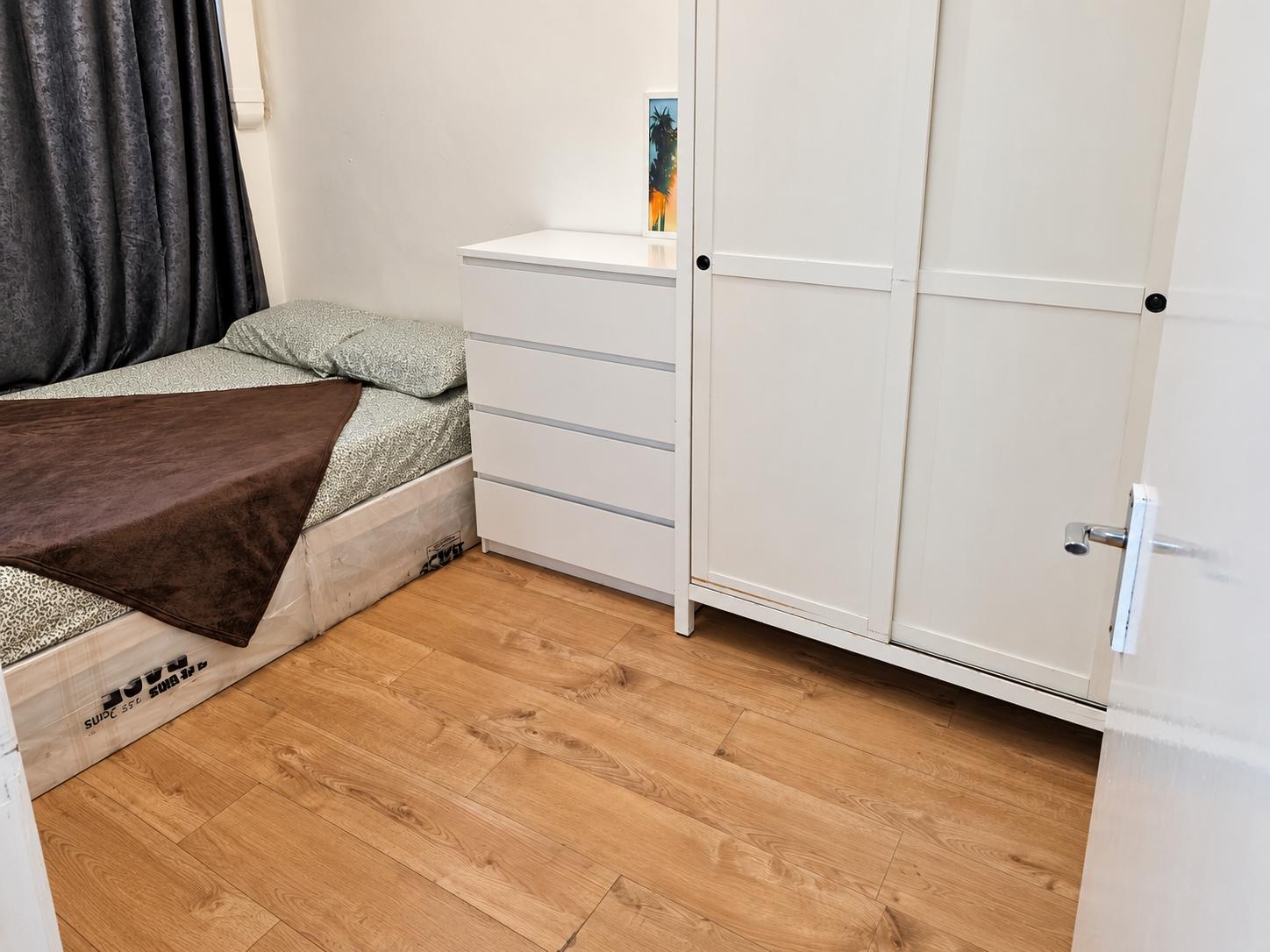 Flat Mears Close in Greater London