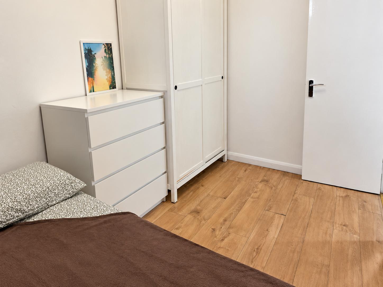 Flat Mears Close in Greater London