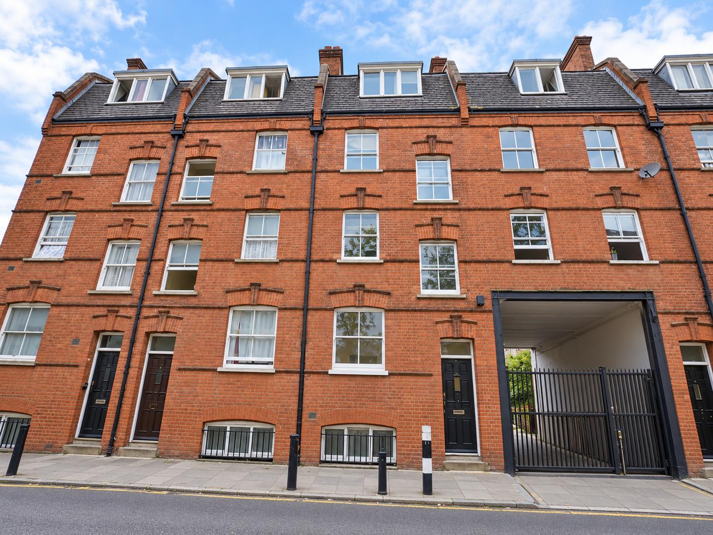 Flat Mears Close in Greater London