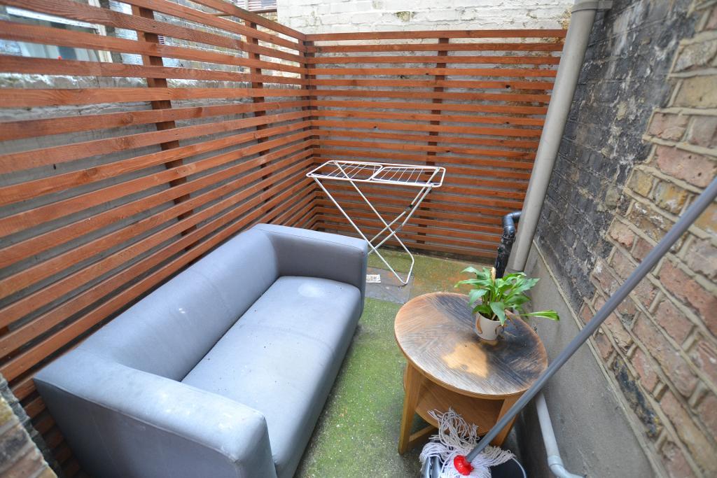 Flat Mears Close in Greater London