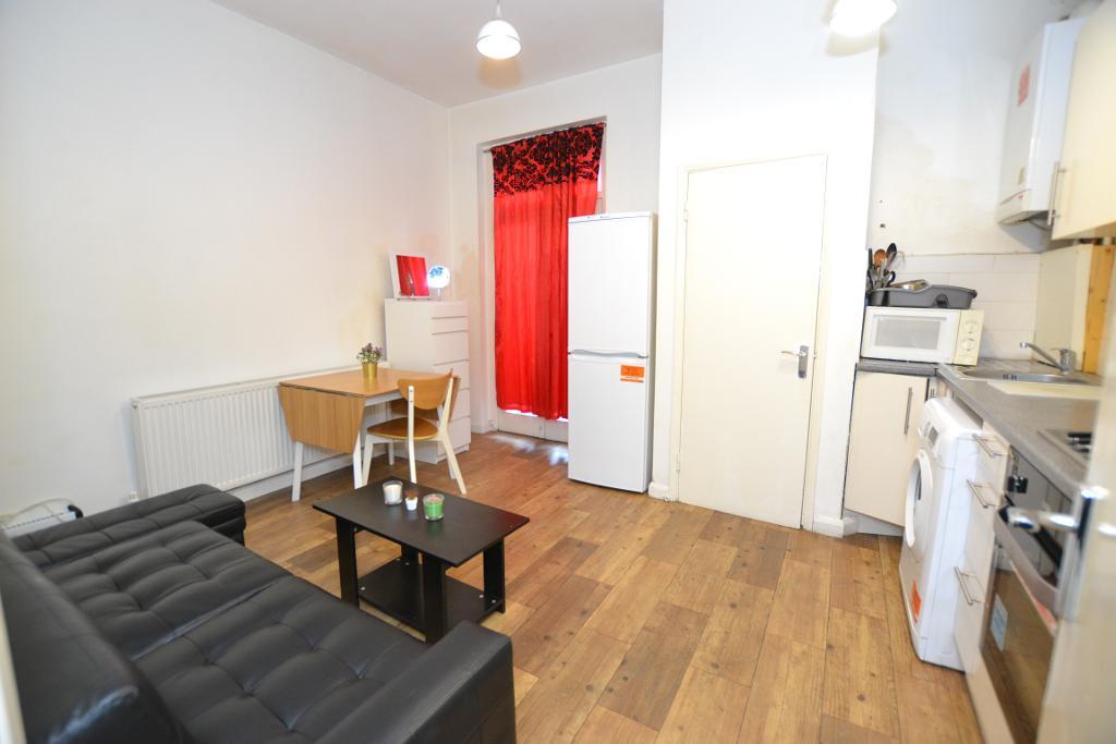 Flat Mears Close in Greater London