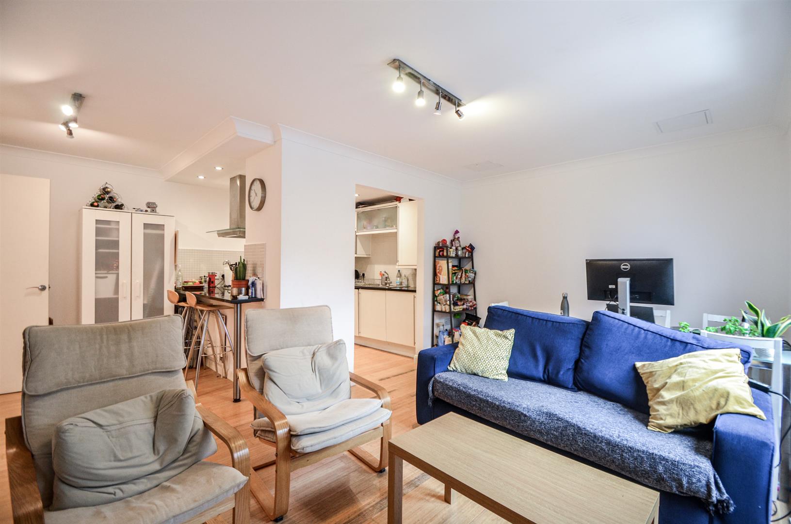 Flat Waterson Street in Greater London