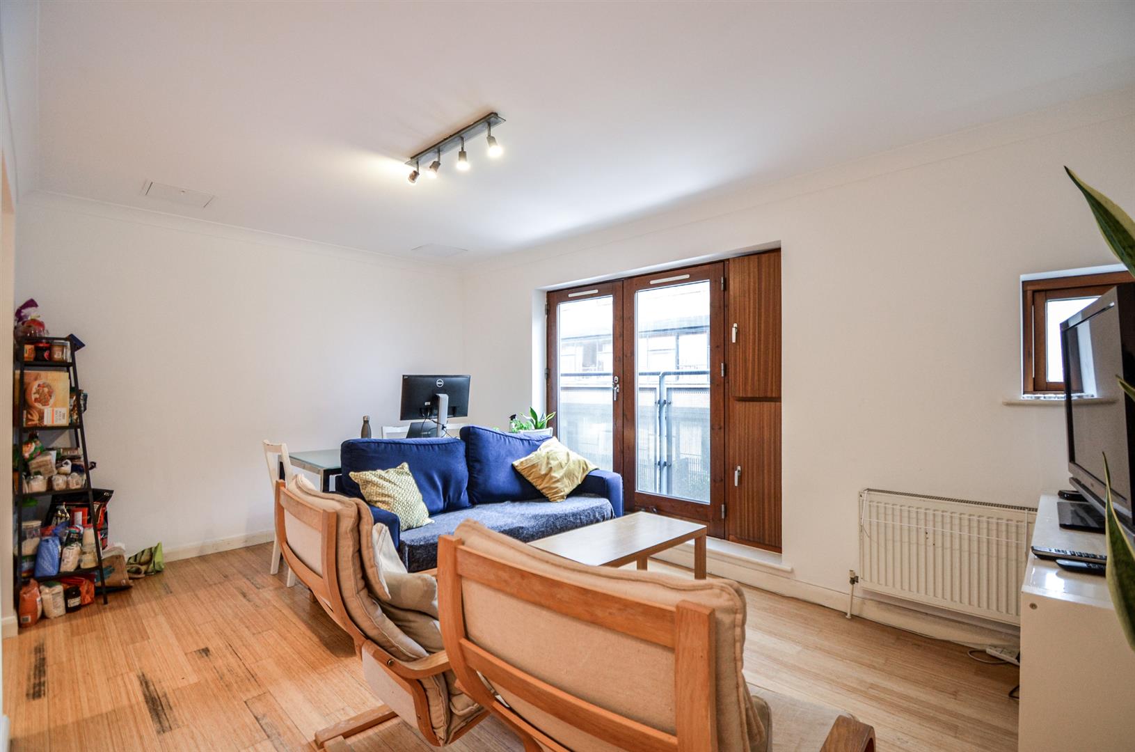 Flat Waterson Street in Greater London