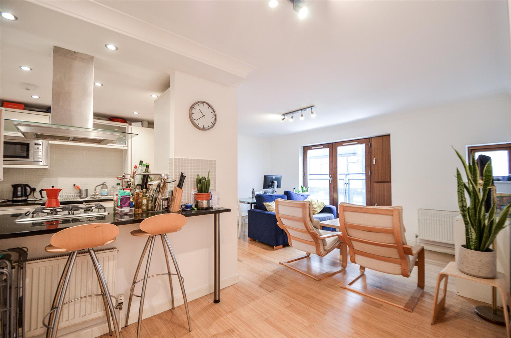 Flat Waterson Street in Greater London