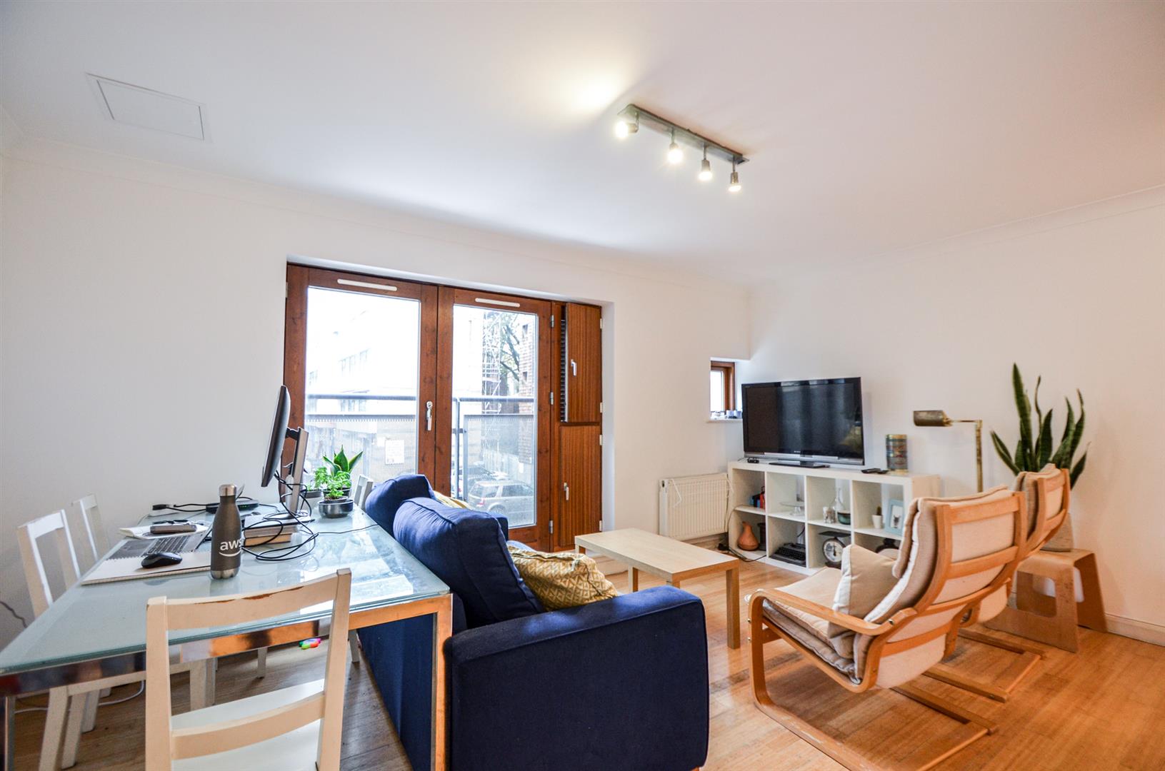 Flat Waterson Street in Greater London