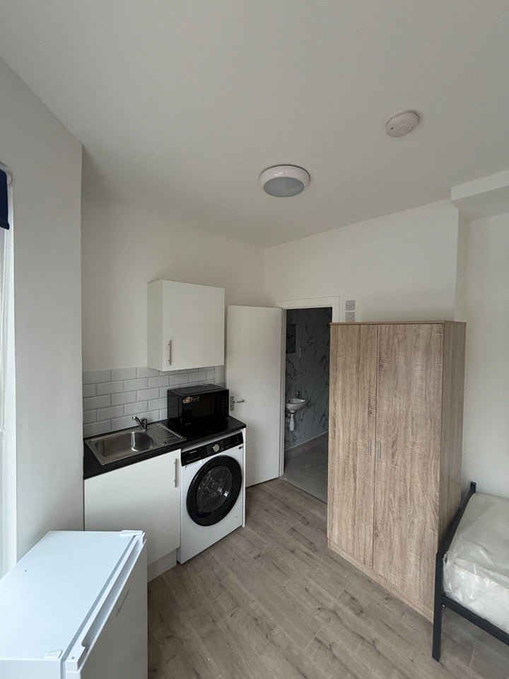 Room Dewey Street in Greater London