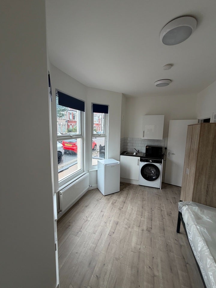 Room Dewey Street in Greater London