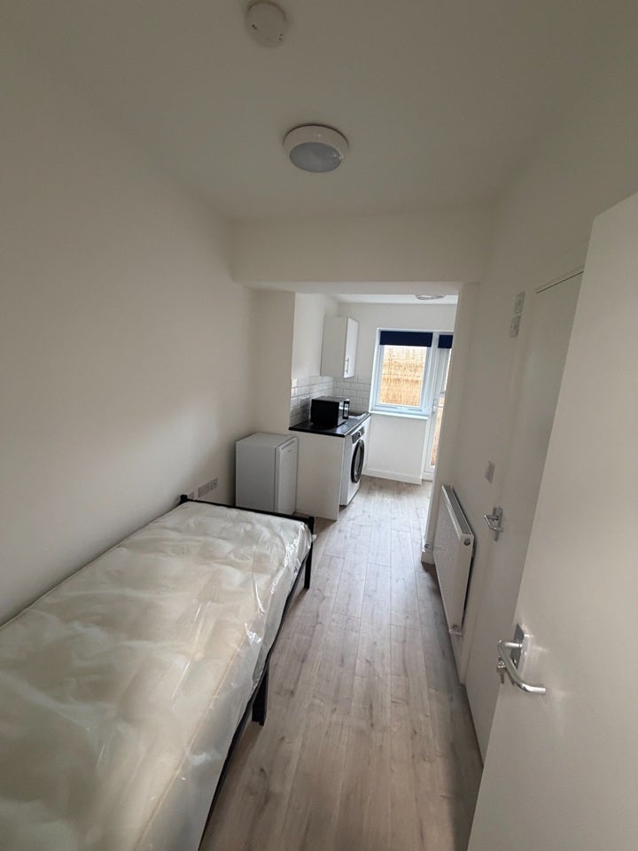 Room Dewey Street in Greater London