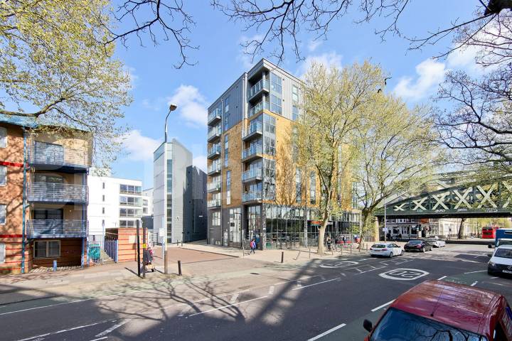 Flat Borough High Street in Greater London