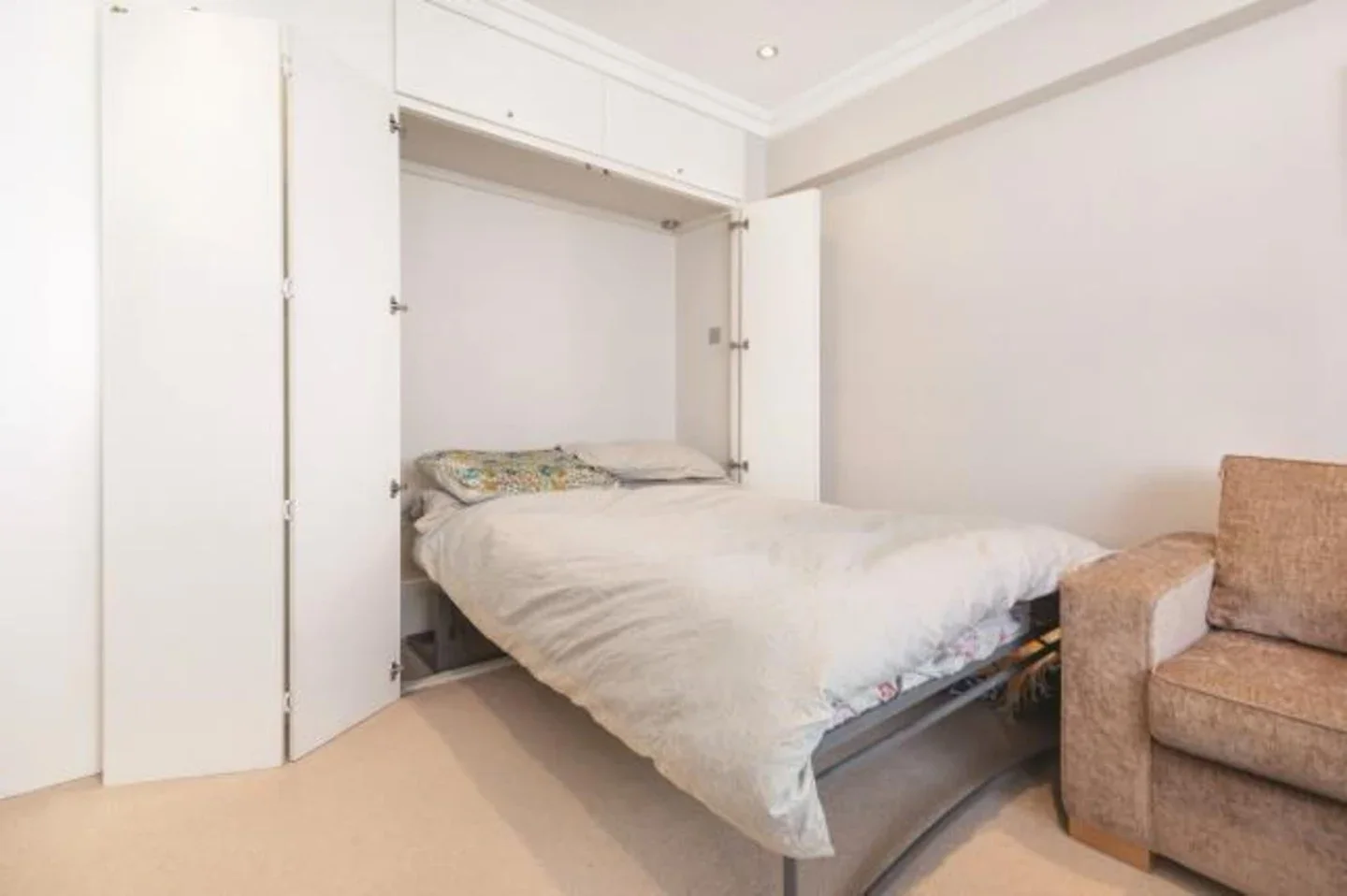 Flat Sloane Avenue in Greater London