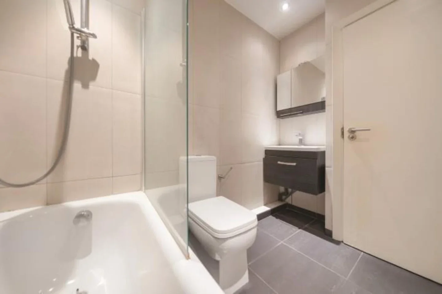 Flat Sloane Avenue in Greater London