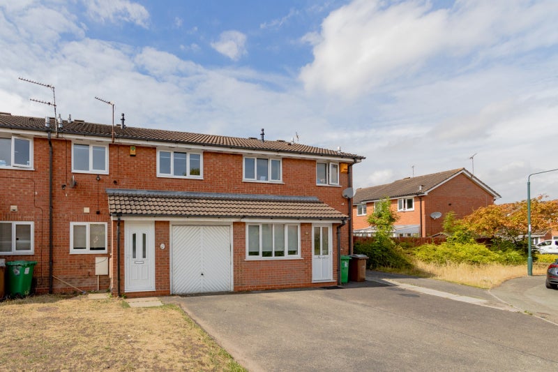 House Heron Drive in Greater London