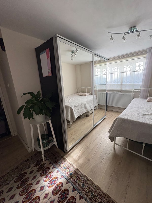 Room Rotherhithe Street in Greater London
