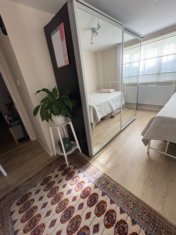 Room Rotherhithe Street in Greater London