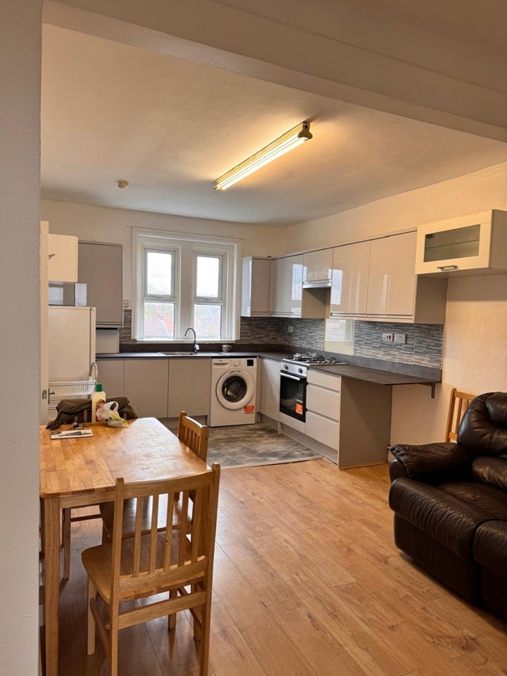 Flat Deansbrook Road in Greater London