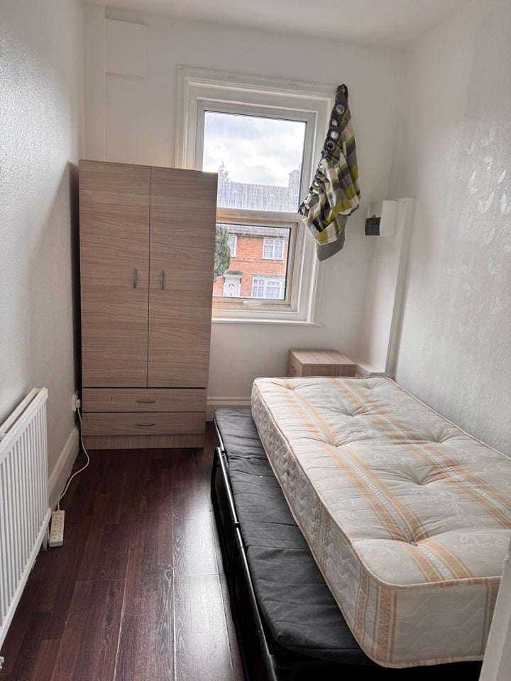 Flat Deansbrook Road in Greater London
